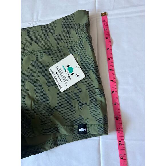 Wodbottom NWT Women’s Green Reflective Camo Workout shorts - size XXXL - Picture 5 of 6